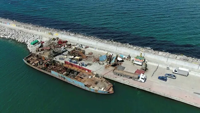 Şile’de 1976 yapımı olan ve geçen hafta yanan yük gemisi parçalara ayrılıyor