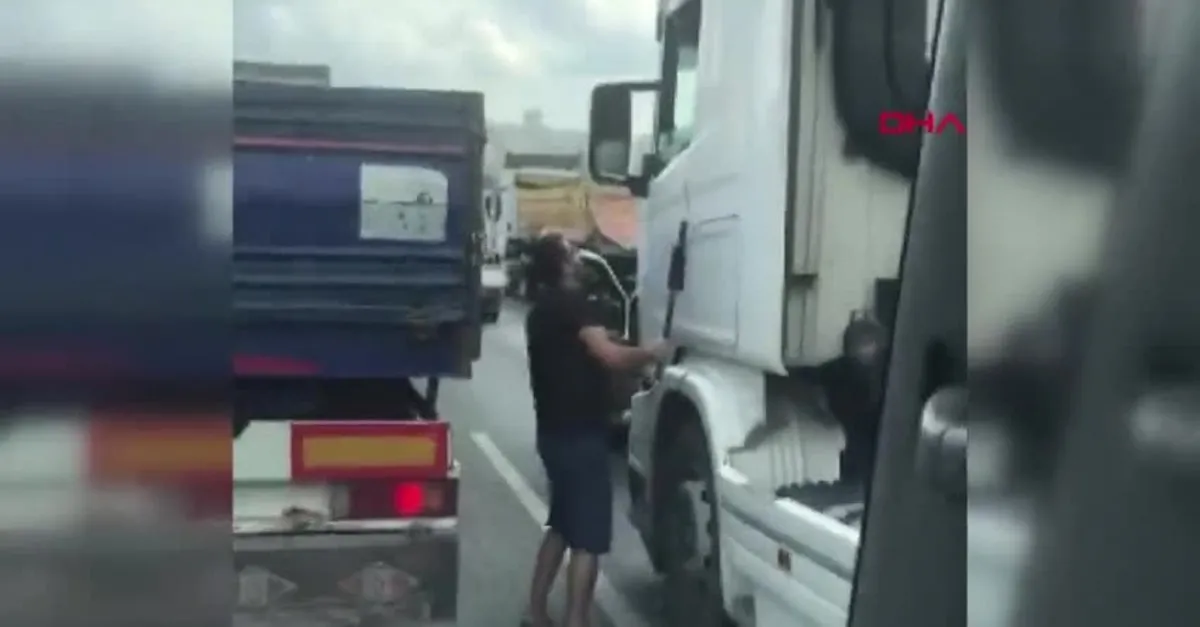 İstanbul Esenyurt'ta çekiçli sopalı yol verme kavgası kamerada