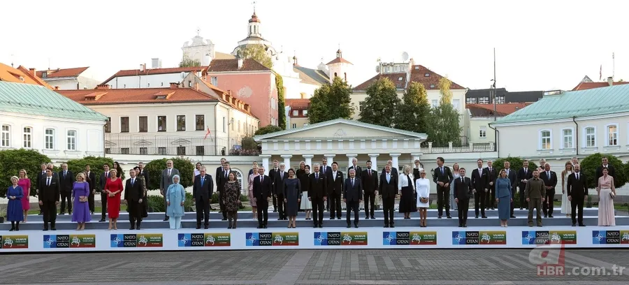 NATO liderleri ve eşleri akşam yemeğinde! Başkan Erdoğan ve eşi Emine Erdoğan da katıldı 22