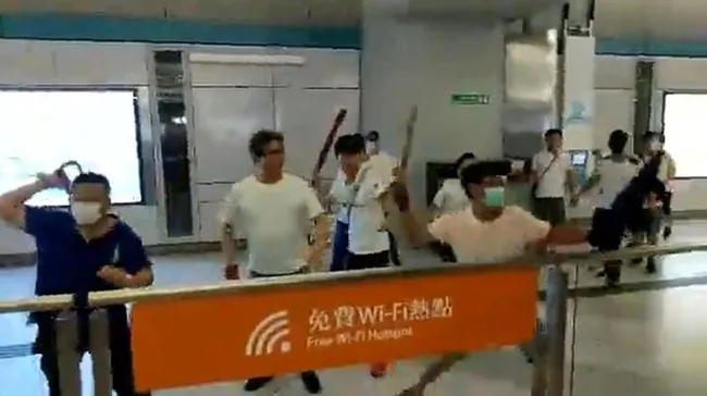 Hong Kong'da tren istasyonunda protestoculara saldırı: 45 yaralı - 1