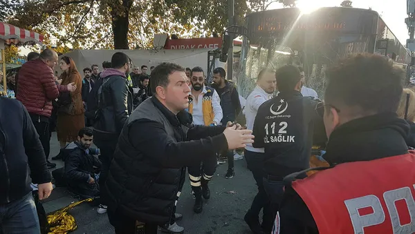 Son dakika : Beşiktaş'ta otobüs durağa daldı: Yaralılar var! Kaza sonrası şoför yolculara bıçakla saldırıp... - 2
