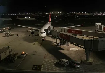 Londra'dan tahliye edilen 105 yolcu THY uçağı ile İstanbul'a geldi!