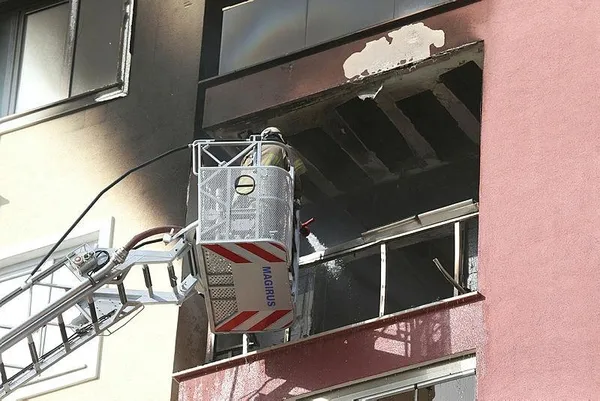 1698065383186.jpeg Bursa'da 11 katlı apartmanda can pazarı! Mutfakta başlayan yangın tüm daireyi sardı - 2