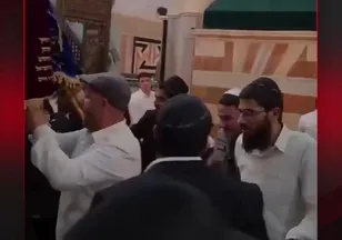SİYONİSTLER CAMİDE DANS ETTİLER