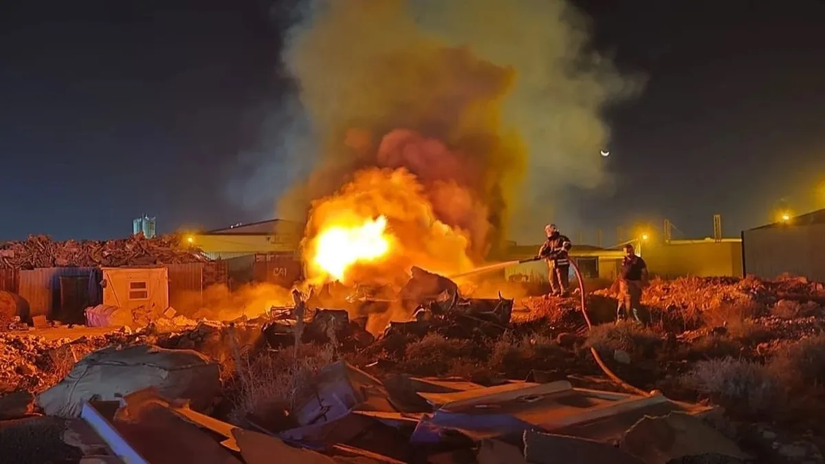 Antakya'da hurdalık alevlere teslim oldu