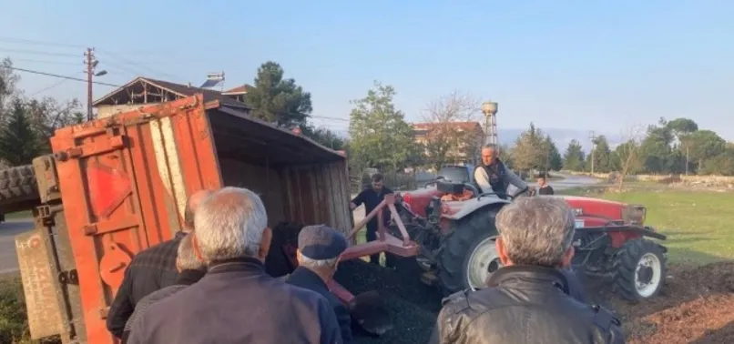 Traktörün devrilen römorku çöp konteynerlerine çarptı