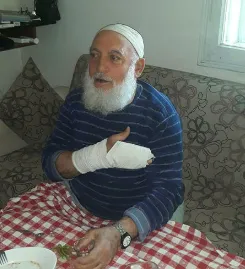 Pazarlık yaparken müşterisinin parmaklarını kırdı - 1