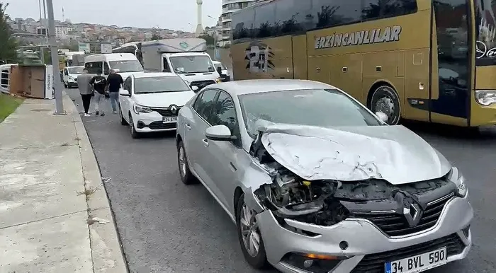 1724856588967.jpeg İstanbul'da trafiği aksatan kaza! Otomobilin çarptığı kamyonet yan yattı - 1