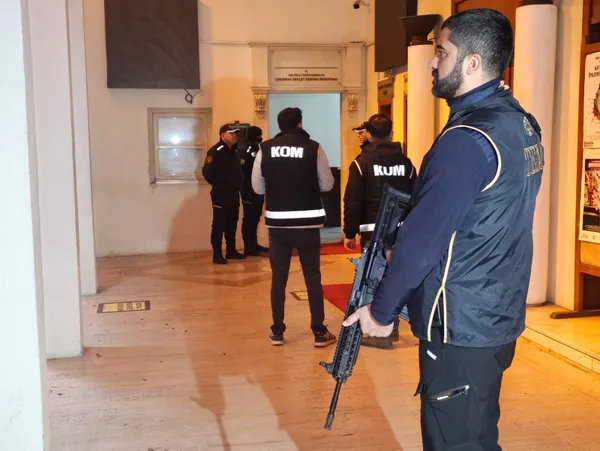 CHP’li Adana Büyükşehir Belediyesine ’rüşvet’ operasyonunda yeni gelişme: 10 zanlı adliyede