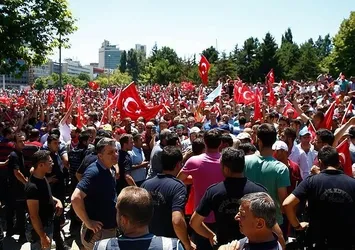 Ankara'da vatandaşlar meydanları boş bırakmıyor