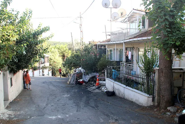 İstanbul'da eşinin baba evini basan koca arabayla bahçe duvarına zarar verdi - 2