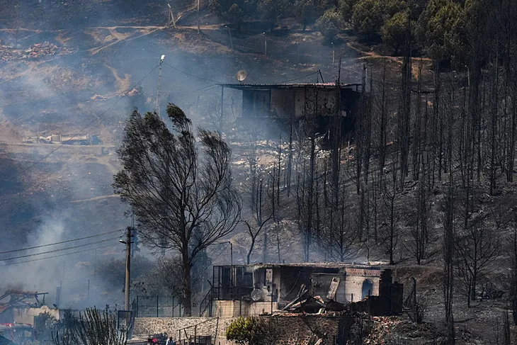 İzmir'de alevler yerleşim yerlerine sıçradı! Bazı evler yandı