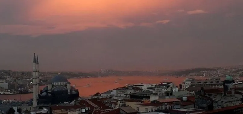 İstanbul Boğazı kızıla boyandı