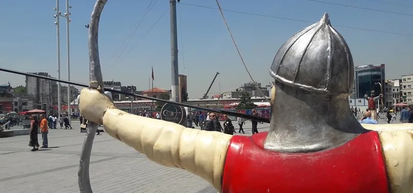 Taksim Meydanı’nın yeni simgesi ‘Okçu’ heykelleri