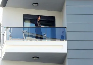 Annesini balkona kilitledi! Şaşkına çeviren anlar