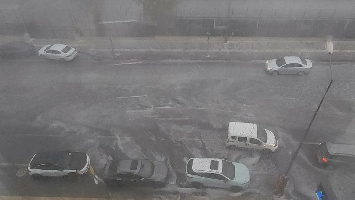 Diyarbakır’da sağanak ve dolu hayatı olumsuz etkiledi! Yollar göle döndü