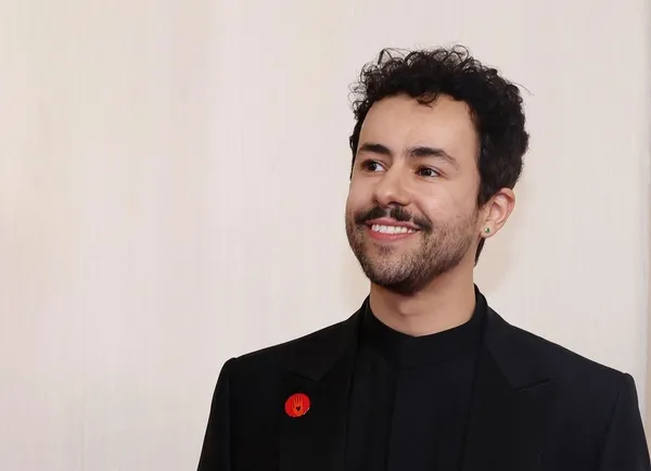 1710127049238.jpeg Oscar'da Filistin'e destek! Yakalarına Filistin bayrağı ve ateşkes talep eden rozet taktılar | Ramy Youssef: Çocukları öldürmeyi bırakın - 3