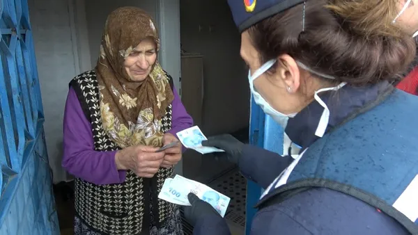 Arnavutköy’de jandarma kapı kapı dolaşıp yardımları dağıttı