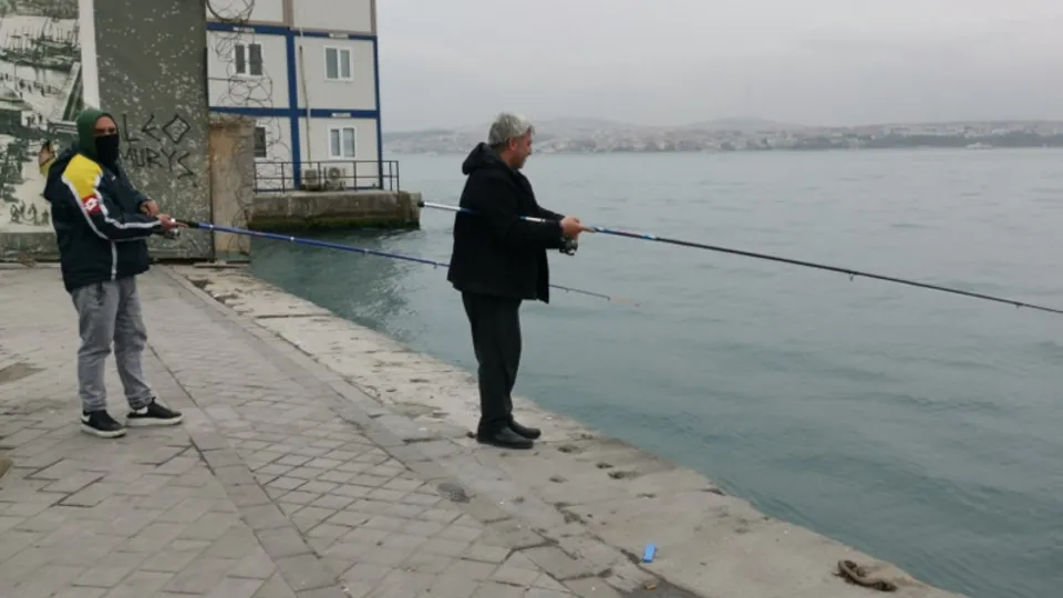 Karaköy'de yasağa rağmen balık tutmaya geldiler: Kovana kadar buradayız