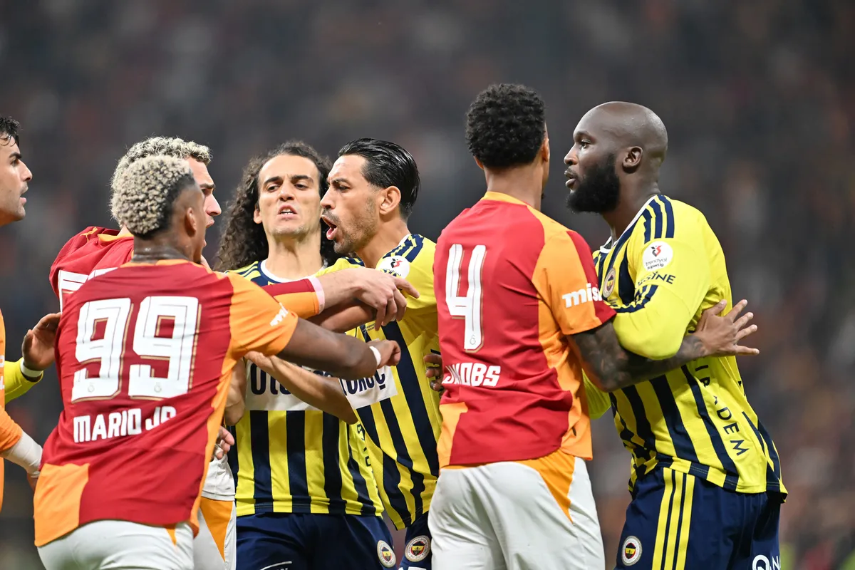 Galatasaray evinde Fenerbahçe’yi 2-1 ile geçti: Çekişmeli derbide gülen taraf Aslan! - 2