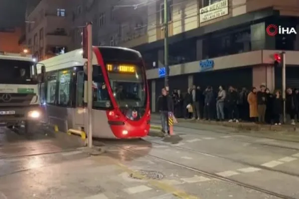 istanbulda-tramvay-ile-otomobil-carpisti-surucu-aracta-sikisti-1673029150108.jpg İstanbul'da tramvay ile otomobil çarpıştı: Sürücü araçta sıkıştı - 1