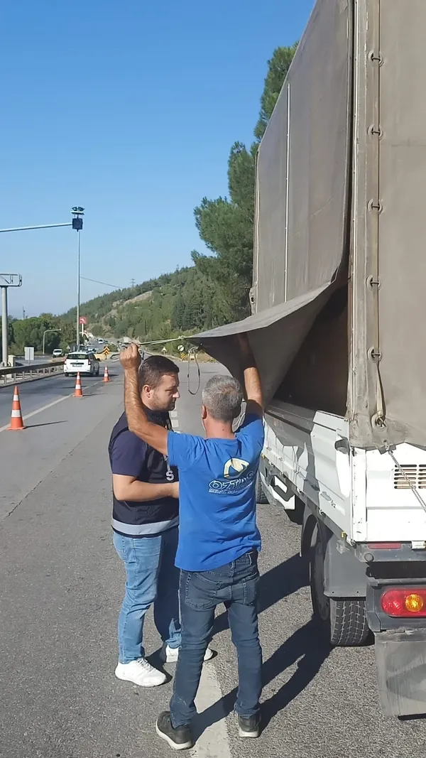 manisada-duzensiz-goc-ve-gocmen-kacakciligi-uygulamasi-202-gocmen-sorgulandi-1695152305019.jpg Manisa'da düzensiz göç ve göçmen kaçakçılığı uygulaması: 202 göçmen sorgulandı - 3