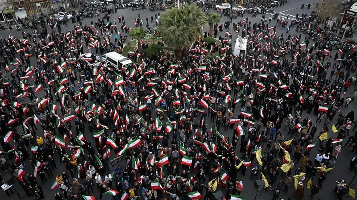 Bombalar altındaki Tahran’da dev protesto: Halk sokaklara döküldü! ABD ve İsrail'e lanet yağdı