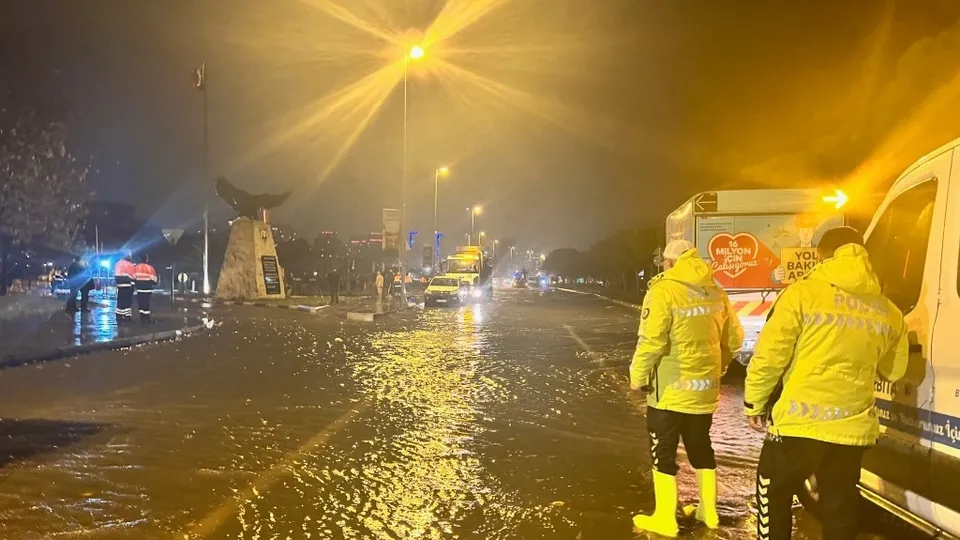 İstanbul Kartal sahil yolu sulara teslim! Trafiğe kapatıldı... | İşte görüntüler
