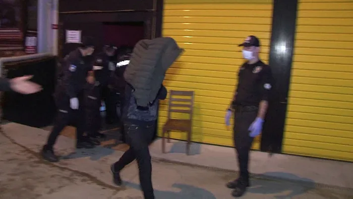 Ataşehir'de eğlence mekanına koronavirüs baskını: 49 kişiye para cezası - 1