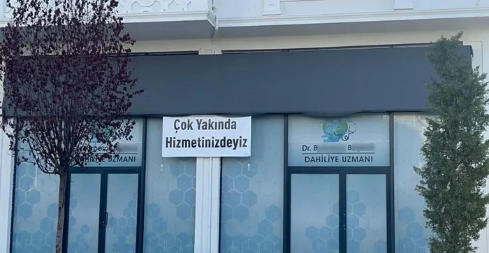 1756462106065.jpeg Tedaviyi yaptığı iddia edilen doktor ise kliniğinden hasta kabulüne başlamadığını söyleyerek iddiaları reddetti. (İHA)