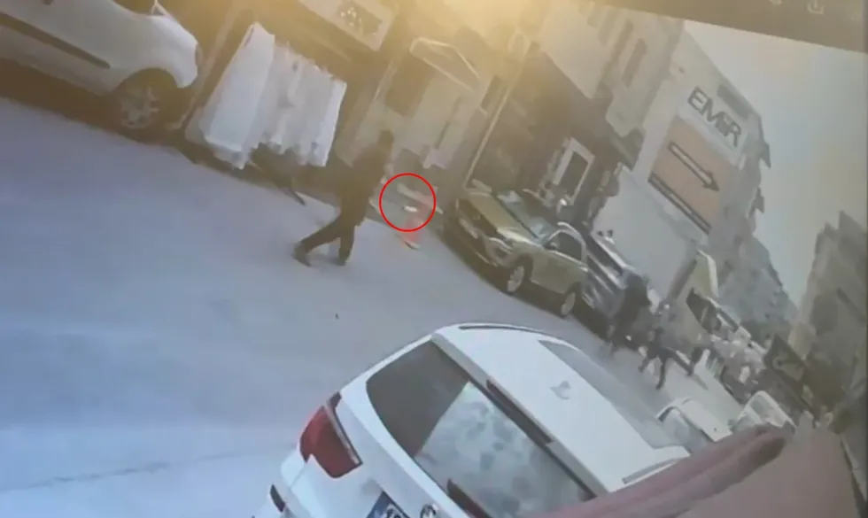 Bursa'da iki aile arasında çıkan kavga kameraya yansıdı: Bıçak ve darp sonucu yaralanan 6 kişi hastaneye kaldırıldı - 1