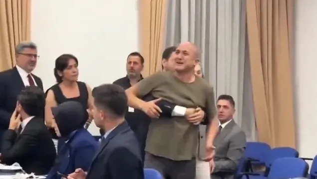 chpli-vekilin-sen-kimsin-diyerek-kovdugu-tunahan-yilmazin-babasindan-sert-tepki-acili-baba-o-anlari-anlatti-1721325169489.jpg Köpek saldırısında ağır yaralanan Tunahan'ın babasından kanun teklifine karşı çıkan milletvekillerine tepkii