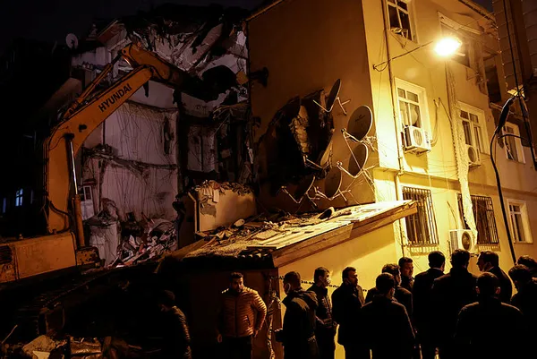 son-dakika-uskudarda-binada-korkutan-patlama-1644267775969.jpg Son dakika: Üsküdar'da binada korkutan patlama - 6