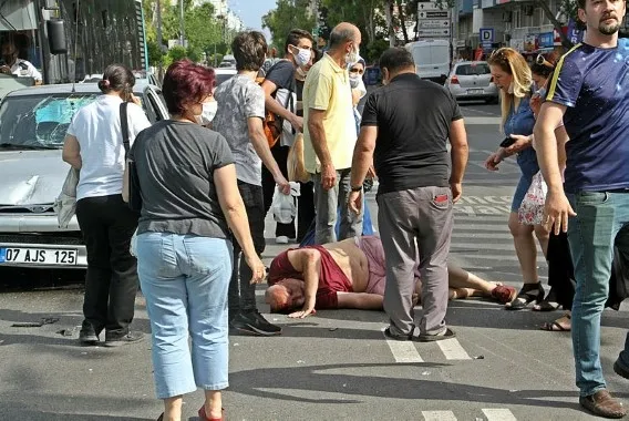 Çarpıştığı sürücüyü kanlar içerisinde gördü, gözyaşlarına boğuldu! Herkes ağlarken onlar cep telefonuyla çekti - 3