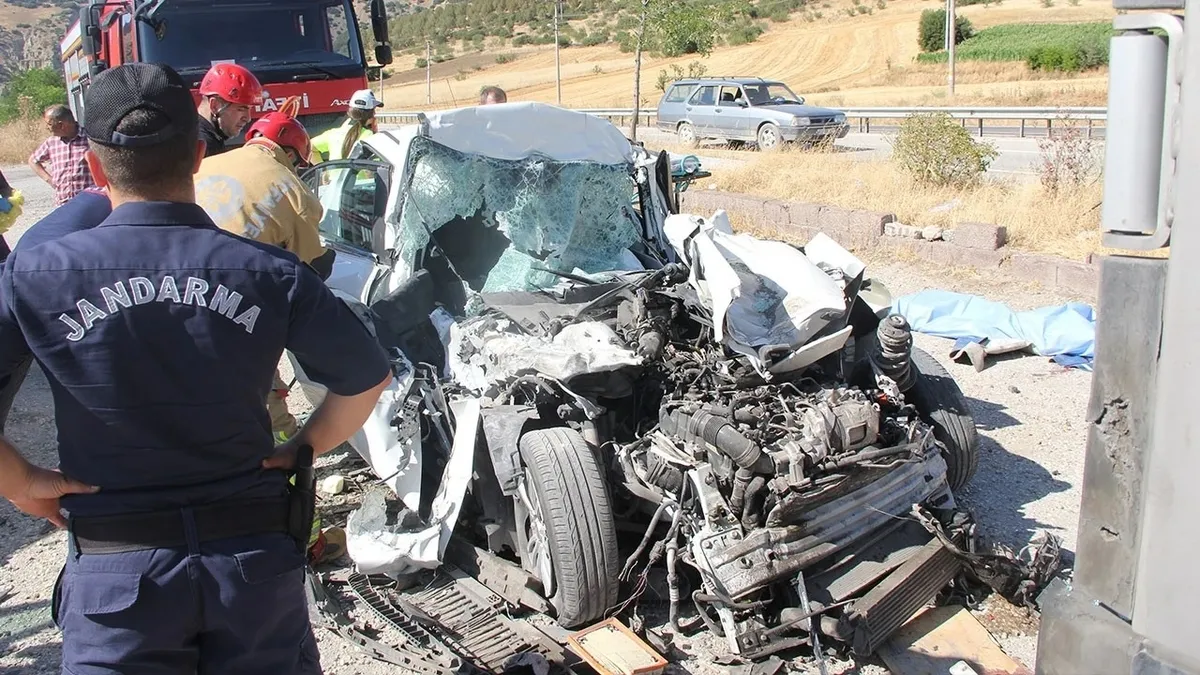 Manisa'da tıra arkadan çarpan otomobildeki 4 kişi yaralandı
