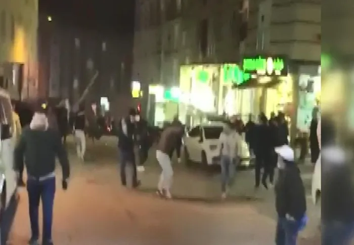 Son dakika: İstanbul Esenyurt’ta döner bıçaklı kavga! Sokak savaş alanına döndü - 3