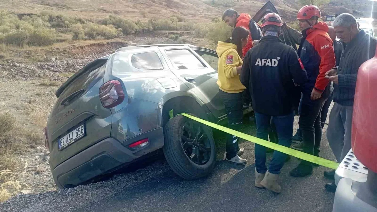 Tunceli'de araç yoldan çıktı: 3 yaralı