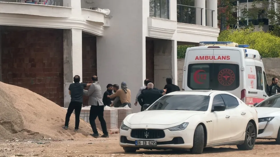 Bursa’da şantiye karıştı! İşçiler birbirine girdi, ambulanstaki yaralıyı hedef aldılar - 1