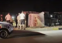 Açık unutulan damper felaket getirdi! Tır devrildi