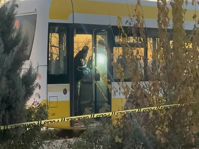 belediye-otobusunde-dehset-esinin-gozu-onunde-bicaklandi-1763401073647.jpeg Emniyet güçleri olay yerinde incelemelerde bulundu (DHA)