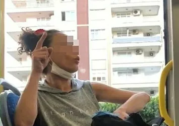 Maskesini otobüste yere atıp tartıştı