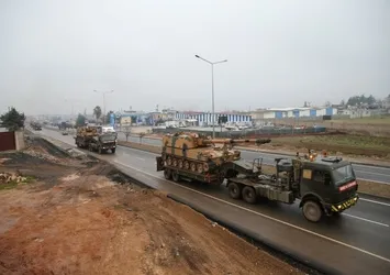 Suriye sınırında sıcak dakikalar! TSK obüs ve tank sevkiyatı gerçekleştirdi