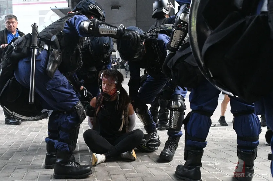 Hong Kong'dan dehşete düşüren kareler! Protestolar devam ediyor 15