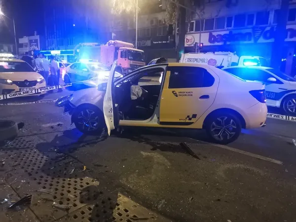 izmirde-taksi-kontrolden-cikarak-kagit-toplayicisina-carpti-1-olu-1-yarali-1662875680146.jpg