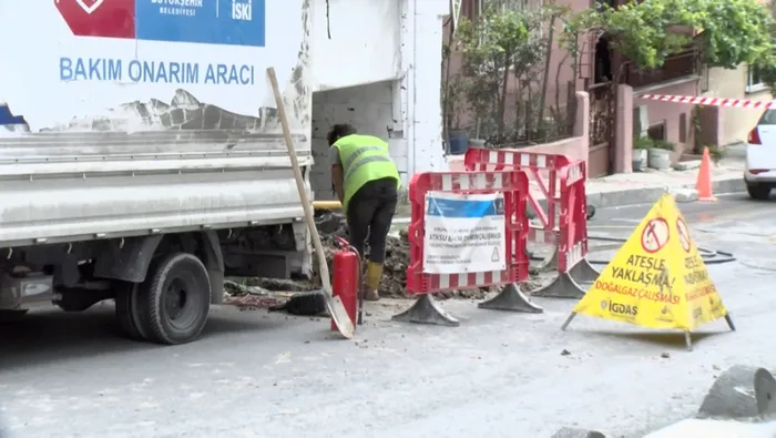 Son dakika: Küçükçekmece'de İSKİ çalışması sırasında doğalgaz borusu patladı! Paniğe neden oldu - 3