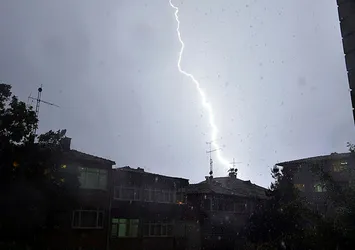 İstanbul'da geceyi şimşekler aydınlattı