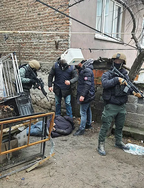 kirmizi-bultenle-aranan-deasli-eskisehirde-kiskivrak-yakalandi-1705590605833.jpg Kırmızı bültenle aranan DEAŞ'lı Eskişehir'de kıskıvrak yakalandı - 1