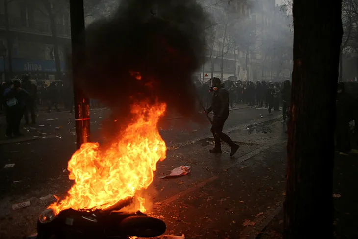Fransa’da hayat durdu! Polislerden protestoculara sert müdahale