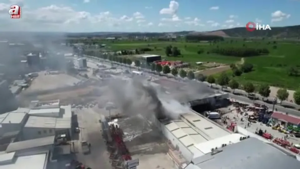 Traktör bayisinin deposunda yangın