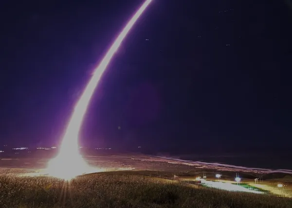abd-nukleer-harp-basliksiz-minuteman-iii-fuzesi-ile-atmosfere-donus-araci-test-etti-1676080330436.jpg ABD Minuteman III füzesi ile atmosfere dönüş aracı test etti - 2